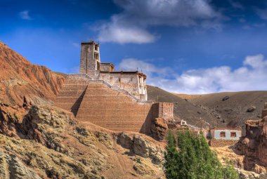 Basgo Manastırı 'nda taş, kaya ve göletle harabeler.