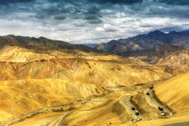 Zigzag yolunun havadan görünüşü - Leh Srinagar Otoyolu, Ladakh, Jammu ve Kashmir, Hindistan 'ın eski güzergahındaki Jilabi yolu olarak bilinir.