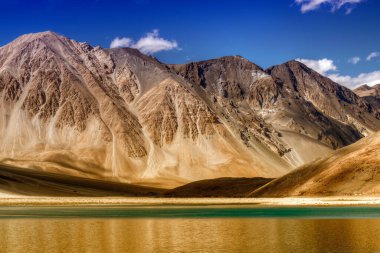 Güzel Dağlar ve Pangong (Göl). Ladakh 'ta Hindistan' dan Tibet 'e kadar uzanan büyük bir göldür. Leh, Ladakh, Jammu ve Kashmir, Hindistan. Arka planda Himalaya dağları var. Renkli stok resmi.