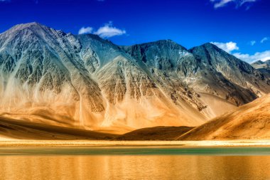 Güzel Dağlar ve Pangong (Göl). Ladakh 'ta Hindistan' dan Tibet 'e kadar uzanan büyük bir göldür. Leh, Ladakh, Jammu ve Kashmir, Hindistan. Arka planda Himalaya dağları var. Renkli stok resmi.