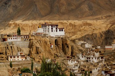 Lamayuru Manastırı, arka planda ay manzaralı Ladakh, Jammu ve Kashmir, Hindistan