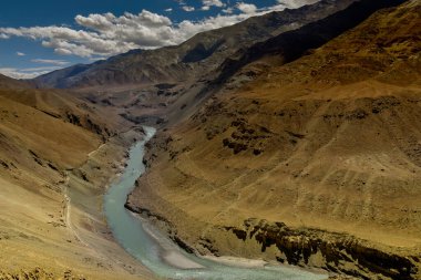 Ladakh 'ın kayalarından akan güzel Zanskar nehri, Birlik bölgesi, Ladakh, Hindistan. Himalaya dağları nehrin iki kıyısındadır..