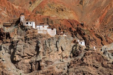 Basgo Manastırı 'ndaki antik kalıntılar, Himalaya kayaları arka planda, Leh ladakh manzarası, Jammu ve Kashmir, Hindistan