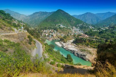 Alaknanda ve Bhagirathi nehirleri, Hindistan 'ın Uttarakhand eyaletindeki Devpray' da birleşir ve Ganga adını alır. Hindu kutsal yeri..