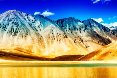 Güzel Dağlar ve Pangong (Göl). Ladakh 'ta Hindistan' dan Tibet 'e kadar uzanan büyük bir göldür. Leh, Ladakh, Jammu ve Kashmir, Hindistan. Arka planda Himalaya dağları var. Renkli stok resmi.