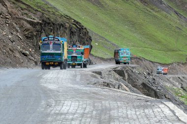 LEH, INDIA - 1 Eylül 2014: Mal taşıyan kamyonlar Zojila Geçidi 'nden geçiyor, Srinagar ve Leh arasındaki yüksek dağ geçidi 11575 feet, 9 km genişliğinde. En Yüksek Hint Ulusal Otoyolu.