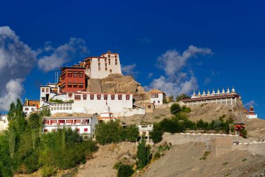 Himalaya Dağları manzaralı Thiksay manastırı ve arkasında beyaz bulutlar olan mavi gökyüzü, Ladakh, Jammu ve Kashmir, Hindistan