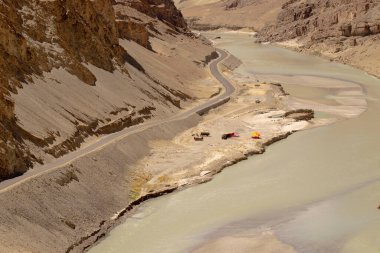 Ladakh 'ın kayalarından akan İndus nehri, birlik bölgesi, Ladakh, Hindistan