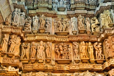 Vishvanatha Tapınağı 'ndaki Erotik İnsan Heykelleri, Khajuraho' nun batı tapınakları, Madhya Pradesh, Hindistan. UNESCO Dünya Mirası sahası ve erotizm turizm beldesi.