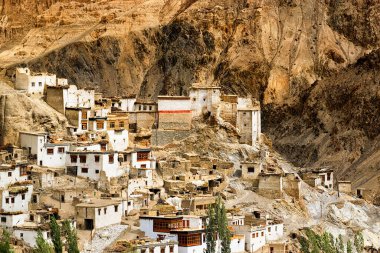Lamayuru Manastırı, arka planda ay manzaralı Ladakh, Jammu ve Kashmir, Hindistan