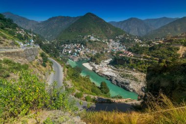 Alaknanda ve Bhagirathi nehirleri, Hindistan 'ın Uttarakhand eyaletindeki Devpray' da birleşir ve Ganga adını alır. Hindu kutsal yeri..