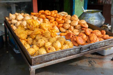 Cuttack, Odisha, Hindistan - 24 Temmuz 2019: Piiyaji, bara, aloo chop vb, Odisha 'nın sokak yiyecekleri olan araba satıcıları tarafından satılıyor..