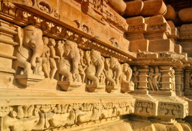 Vishvanatha Tapınağı 'ndaki fil heykelleri, Khajuraho, Madhya Pradesh, Hindistan.