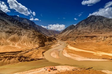 Zanskar ve Indus nehirlerinin birleşiminin manzarası - Leh, Ladakh, Jammu ve Kashmir, Hindistan.