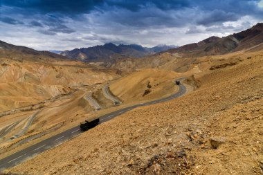 Zigzag yolunun havadan görünüşü - Leh Srinagar Otoyolu, Ladakh, Jammu ve Kashmir, Hindistan 'ın eski güzergahındaki Jilabi yolu olarak bilinir.