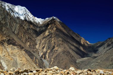 Mavi gökyüzü ve buz tepeleri, Changla geçidi, Leh, Ladakh, Jammu ve Kashmir, Hindistan, himalaya, kar, changla geçidi, seyahat, uçurum, bulut, yüksek, kar, dağ, arkaplan, kopyalama alanı