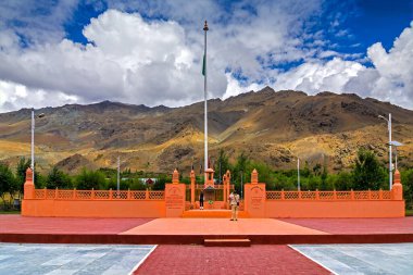 KARGIL, JAMMU ve KASHMIR / INDIA - 1 Eylül 2014: Vijay Rath Anıtı, Kargil Savaşı 1999 (Vijay Operasyonu), Pakistan ve Hindistan arasında Hint zaferinin sembolü. Hindistan zaferinin anısına Kargil 'de inşa edildi..