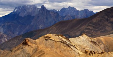 Himalaya dağlarının panoraması, ladakh manzarası Leh, Jammu Kashmir, Hindistan. Ay Ülkesi, Ay 'ın bir parçası gibi görünen kaya oluşumu ve dokusuyla ünlüdür..
