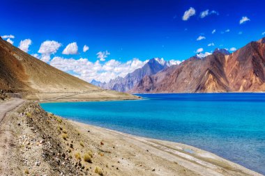 Dağlar ve Pangong (Göl). Ladakh 'ta büyük bir göl, yüksekliği 4,350 m (14,270 ft)' dir. 134 km uzunluğundadır ve Hindistan 'dan Tibet' e kadar uzanır. Leh, Ladakh, Jammu ve Kashmir, Hindistan
