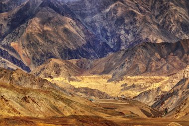 Lamayuru Manastırı, arka planda ay manzaralı Ladakh, Jammu ve Kashmir, Hindistan
