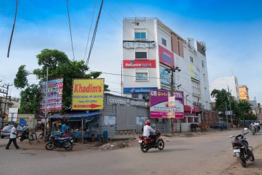 Cuttack, Odisha, Hindistan - 24 Temmuz 2019: Cuttack şehrinin manzarası, insanlar bir motosikleti es geçiyor.
