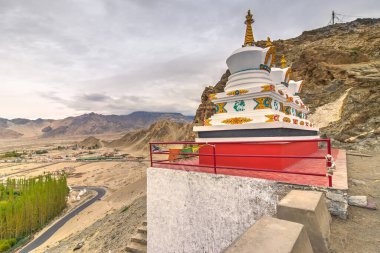 Himalaya Dağları manzaralı Thiksay manastırı ve arkasında beyaz bulutlar olan mavi gökyüzü, Ladakh, Jammu ve Kashmir, Hindistan