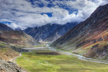 Arka planda mavi bulutlu gökyüzü, yeşil vadi, Ladakh, Jammu ve Kashmir 'in Rocky manzarası, Hindistan