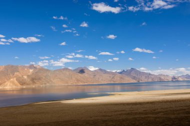Dağlar ve Pangong (Göl). Ladakh 'ta büyük bir göl, yüksekliği 4,350 m (14,270 ft)' dir. 134 km uzunluğundadır ve Hindistan 'dan Tibet' e kadar uzanır. Leh, Ladakh, Jammu ve Kashmir, Hindistan