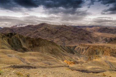 Ay 'ın güzel hava manzarası, arka planda yağmur bulutları, Ladakh, Jammu ve Kashmir, Hindistan
