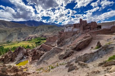 Kalıntılar ve Basgo Manastırı taş ve taşlarla çevrili, Leh, Ladakh, Jammu ve Kashmir, Hindistan