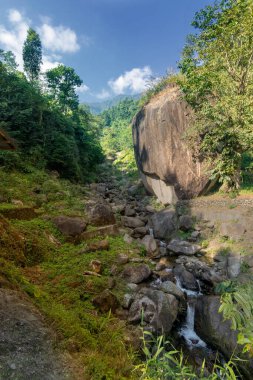 Elma şeklinde büyük bir kaya, adı 