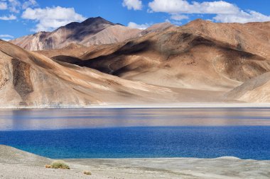 Pangong Tso (Göl) dağının yansıması. Ladakh 'ta büyük bir göl, yüksekliği 4,350 m (14,270 ft)' dir. 134 km uzunluğundadır ve Hindistan 'dan Tibet' e kadar uzanır. Leh, Ladakh, Jammu ve Kashmir, Hindistan 