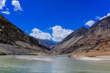 Zanskar ve Indus nehirlerinin birleşiminin manzarası - Leh, Ladakh, Jammu ve Kashmir, Hindistan