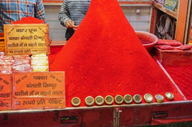 Haridwar, Garhwal, Hindistan - 3 Kasım 2018: Kutsal Sindoor, Hindu evli kadınların satılık olarak giydiği sembolik kırmızı toz. Motibazar 'da, Haridwar' ı ziyaret eden turistler için ünlü bir pazar yeri..