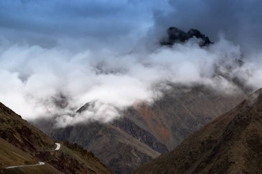 Zojila Geçidi 'nin üzerindeki bulutlar, Srinagar ve Leh arasındaki yüksek dağ geçidi 11575 feet, 9 km genişliğinde. En Yüksek Hint Ulusal Otoyolu.
