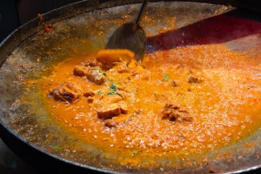 Baharatlı körili tavuk, Eski Delhi pazarında akşam yemeği olarak satılığa çıkarılıyor. Baharatlı Hint, vejetaryen olmayan sokak yemekleriyle ünlüdür..