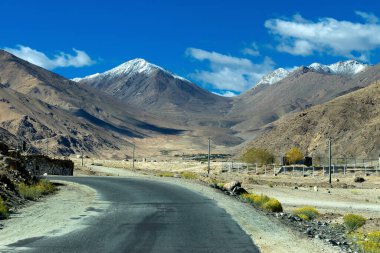 Güzel kayalık dağlara doğru beton bir yol Himalaya, Leh, Ladakh, Jammu ve Kashmir tepeleri olan mavi gökyüzü, Hindistan