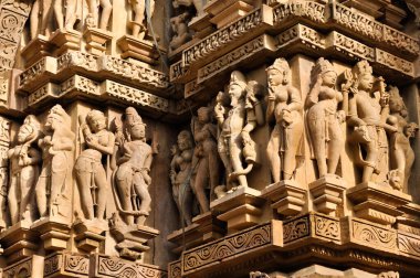 Vishvanatha Tapınağı 'nın insan heykelleri, Lord Shiva' ya adanmıştır, Khajuraho 'nun Batı Tapınakları, Madya Pradesh, Hindistan - UNESCO dünya mirası alanı. Popüler dünya turizm beldesi.