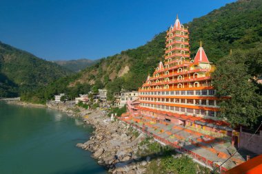 Lakshman Tapınağı, Rishikesh antik tapınağı. Lord Ram 'ın kardeşi, çarpıcı heykeller ve etkileyici iç mekanları ile ünlü. Uttarakhand, Hindistan
