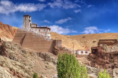 Basgo Manastırı 'nda taş ve kayalarla harabeler, mavi gökyüzü arka planı, Jammu ve Kahsmir, Ladakh, Hindistan