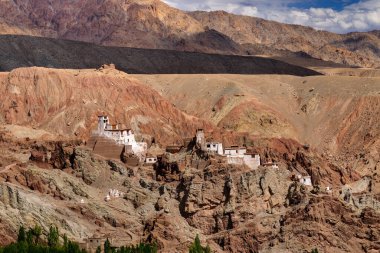 Kalıntılar ve Basgo Manastırı taş ve taşlarla çevrili, Leh, Ladakh, Jammu ve Kashmir, Hindistan