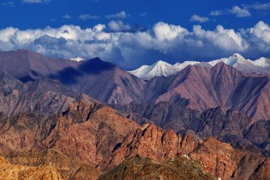 Arka planda mavi bulutlu gökyüzü, Ladakh, Jammu ve Kashmir, Hindistan