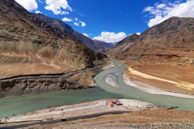 Soldan Zanskar Nehri 'nin Confluence manzarası ve sağdan Indus nehirleri - Leh, Ladakh, Jammu ve Kashmir, Hindistan. Burası tüm mevsimler için ünlü bir Ladakh turistik mekanıdır..