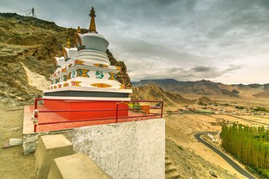 Himalaya Dağları manzaralı Thiksay manastırı ve arkasında beyaz bulutlar olan mavi gökyüzü, Ladakh, Jammu ve Kashmir, Hindistan