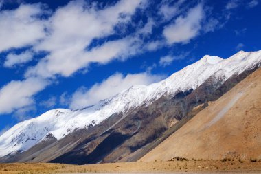 Ladakh 'ın yüksek dağları, güzel mavi gökyüzü arka planıyla, Jammu ve Kashmir, Hindistan.