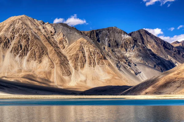 Güzel Dağlar ve Pangong (Göl). Ladakh 'ta Hindistan' dan Tibet 'e kadar uzanan büyük bir göldür. Leh, Ladakh, Jammu ve Kashmir, Hindistan. Arka planda Himalaya dağları var. Renkli stok resmi.