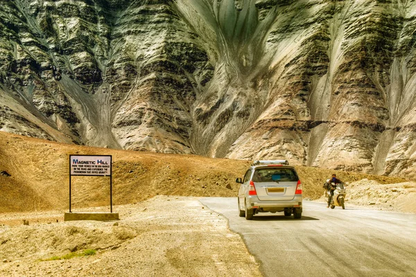 Gravity Hill Slow Speed Cars Drawn Gravity Famously Known Magnetic — Stock Photo, Image