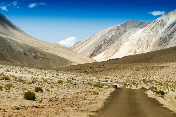 Concrete Road Beautiful Rocky Mountains Blue Sky Peaks Himalaya Leh — Stock Photo, Image