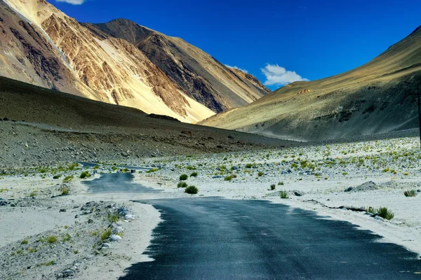 Concrete Road Beautiful Rocky Mountains Blue Sky Peaks Himalaya Leh — Stock Photo, Image