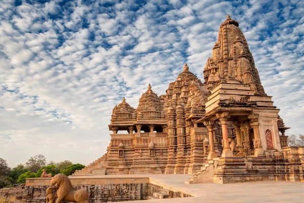 Kandariya Mahadeva Tapınağı, Khajuraho, Madhyapradesh, Hindistan 'ın mavi gökyüzü ve arka planında tüylü bulutlar olan güzel bir görüntüsü, Hindistan' daki dünyaca ünlü antik tapınaklar, UNESCO dünya mirası alanı..